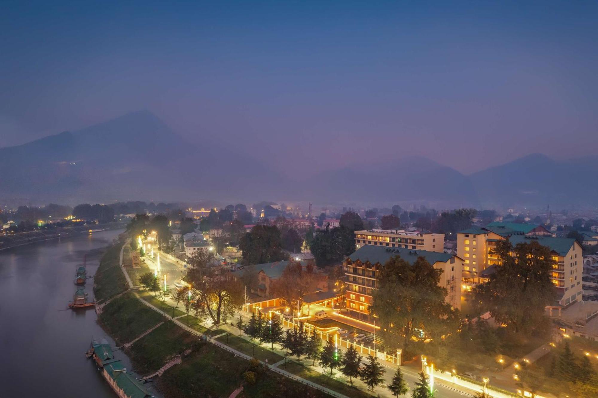 Radisson Collection Hotel & Spa, Riverfront Srinagar Exterior foto